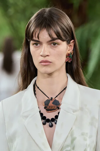 Look 64